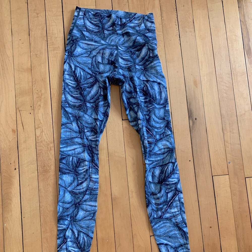 Rare lululemon align leggings pattern. Size 6, like new condition.